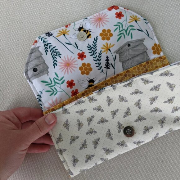 Handbags - Tri-Fold Wallet - Beekeeper Print